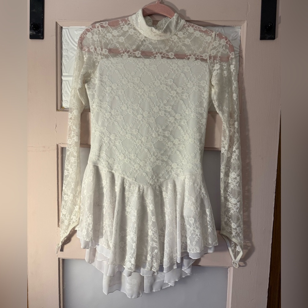 Elegant Lace Cream Figure Skating Dress